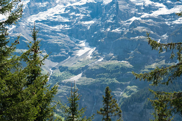 spektakulärer bergblick und wanderweg in der schweizer alpenlandschaft bei stechelberg im bezirk lauterbrunnen, schweiz - Foto, Bild