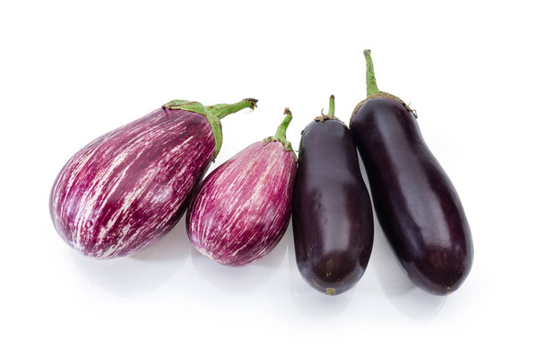 熟した生紫従来茄子と紫と白のストライプ茄子が白い背景の落書きナスとして知られています。 - 写真・画像