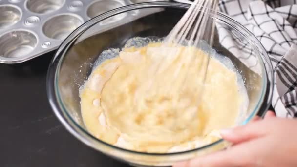 Βήμα-βήμα. Ψήσιμο muffins cornbread στο μέταλλο τηγανίτα κασσίτερος - Πλάνα, βίντεο