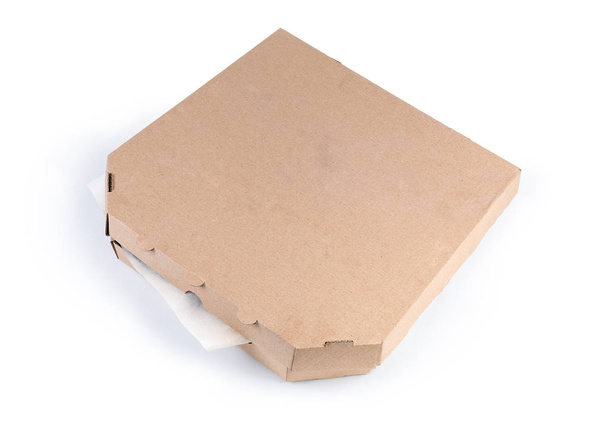 Boîte à pizza légèrement ouverte en carton ondulé sans inscriptions sur fond blanc
 - Photo, image