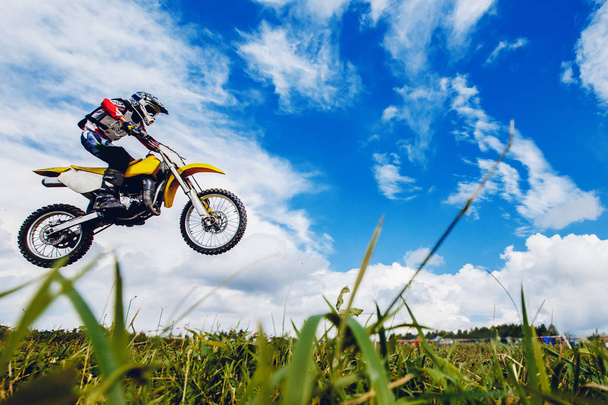 moottoripyöräilijä osallistuu motocross maastojuoksuun
 - Valokuva, kuva