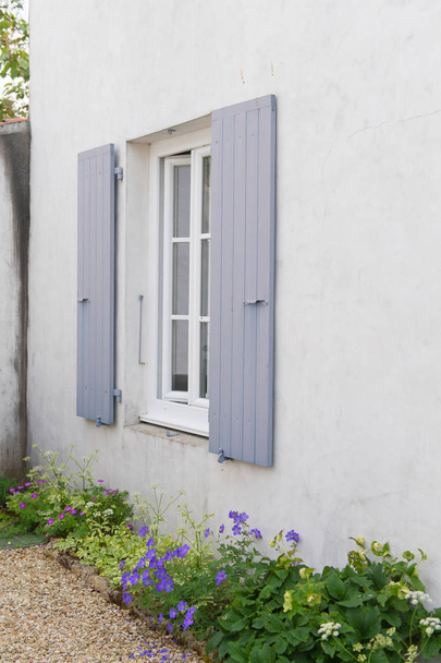 Haus mit Fenster und grauen Jalousien - Foto, Bild