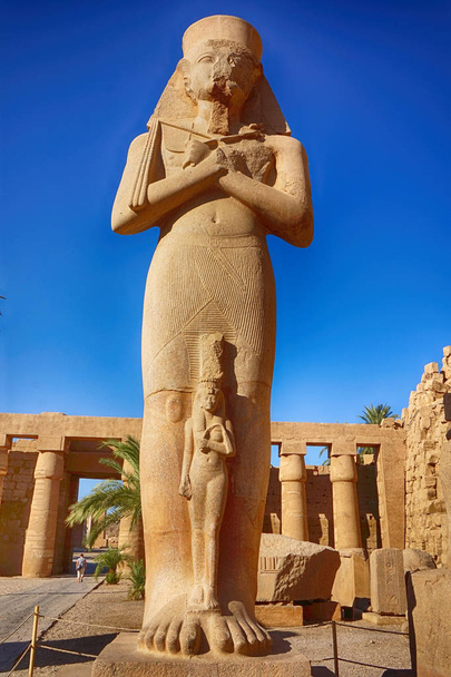 カルナックエジプトの寺院にある偉大な仮説ホールと雲 - 写真・画像