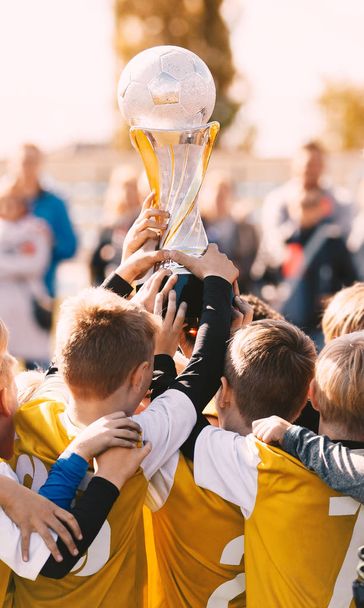 Futbol Şampiyonlar. Genç takım kupa ile spor. Çocuklar spor başarı kutluyor. Futbol futbol kazanma anı - Fotoğraf, Görsel