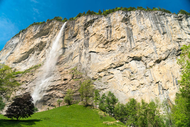 Vista de la cascada de Staubbach en Lauterbrunnen, una de las 72 cascadas del valle y la tercera más alta de Suiza
. - Foto, Imagen