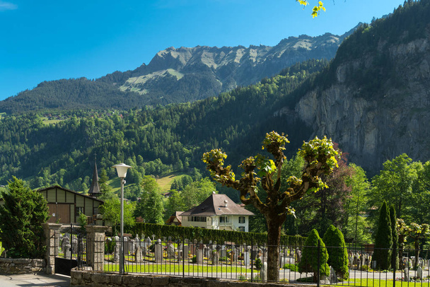 El hermoso pueblo Lauterbrunnen en primavera, Suiza
 - Foto, Imagen