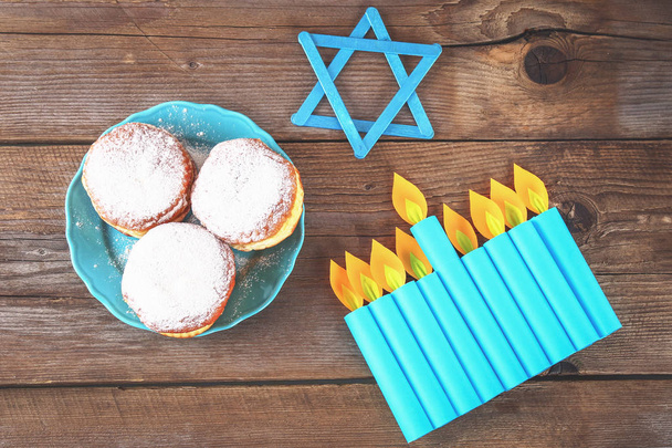 Jewish holiday Hanukkah and its attributes, menorah, donuts, Star of David. Hanukkah menorah. Hanukkah holiday. Jewish Hanukkah - Foto, imagen