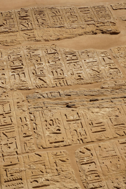 struttura geroglifico dall'Egitto karnak come sfondo molto bello - Foto, immagini