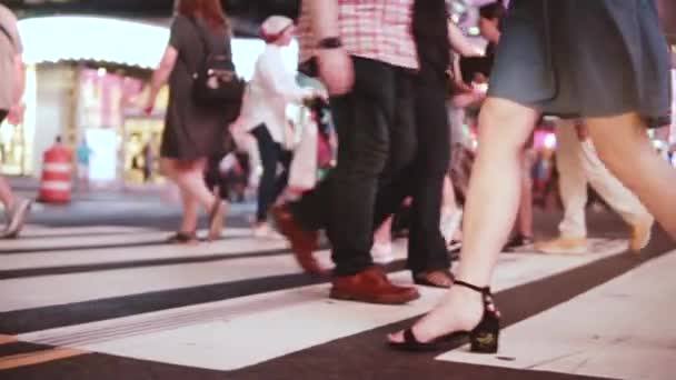 Slow-motion shot van de levensstijl van jonge vrouwelijke mode blogger oversteken van een drukke straat 's nachts in Times Square, New York. - Video
