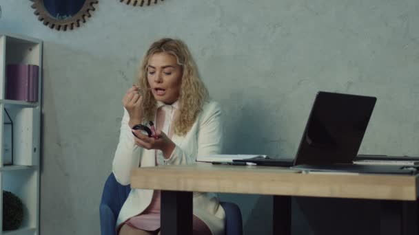 Rude disgruntled employee showing obscene gesture - Πλάνα, βίντεο