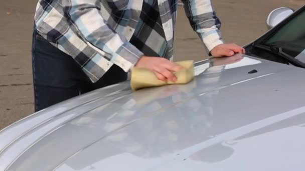 homme laver soigneusement sa voiture préférée avec de l'éponge. Lavage auto self-service
 - Séquence, vidéo