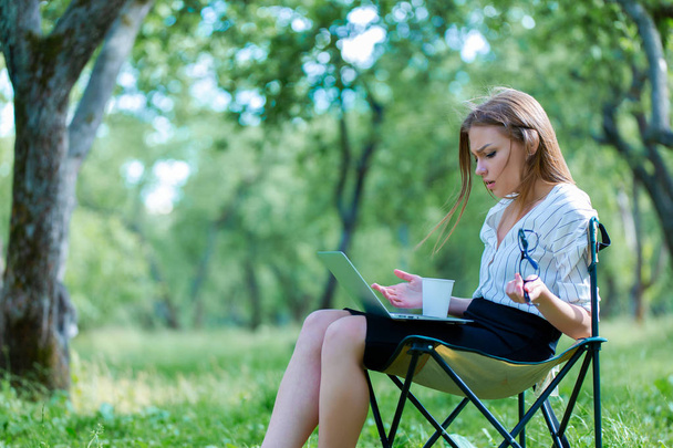 Business woman using laptop on lunch break in city park  - Fotoğraf, Görsel