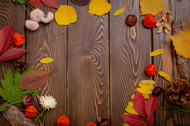 Ősz-hátterét. Fényes narancssárga bogyók, nagyon virágok és levelek-a barna fa háttér. Háttérben az őszi ünnepek és a hálaadó nap. - Fotó, kép