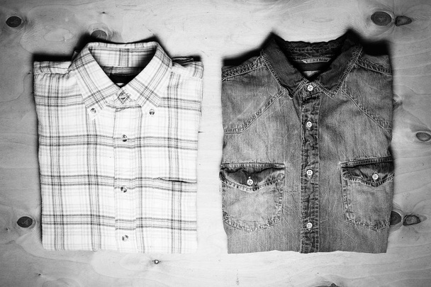 Twee shirts. Outfit van de moderne creatieve mannen. - Foto, afbeelding