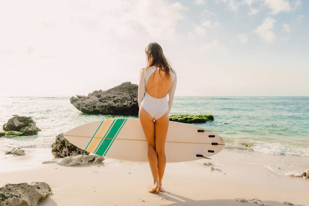 Piękna sexy Surfera dziewczyna na plaży piasek - Zdjęcie, obraz