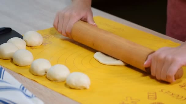 Frau rollt den Teig auf dem Tisch aus. Schritt für Schritt Rezept von hausgemachten Tortillas. - Filmmaterial, Video