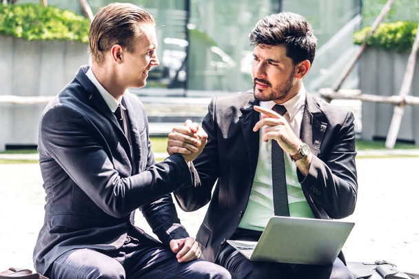 エレガントな黒のイメージ 2 ビジネス パートナーに合わせて成功した握手と市でパソコンで新たな戦略を議論しながら、一緒に話しています。ビジネスとスタートアップのアイデア コンセプト - 写真・画像