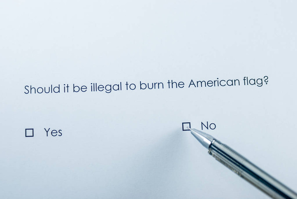 Θα πρέπει να είναι παράνομο να κάψετε την αμερικανική σημαία; Όχι - Φωτογραφία, εικόνα