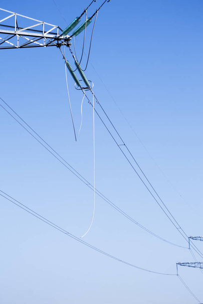 líneas de transmisión de alta tensión, accidente, rotura, rotura del alambre, primer plano. amenaza de muerte
 - Foto, Imagen