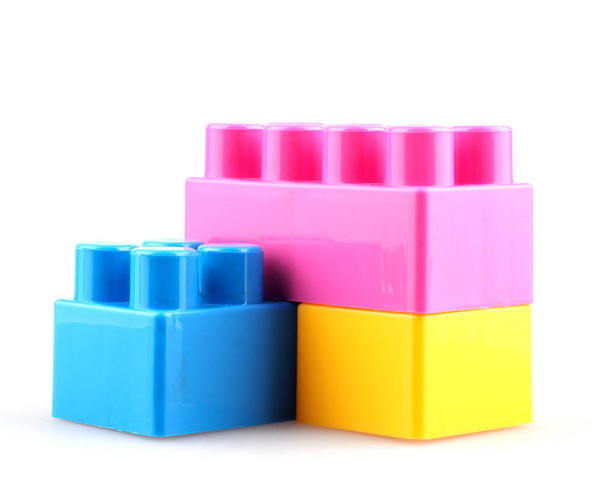 Plastik bunte Spielzeugblöcke auf weißem Hintergrund - Foto, Bild