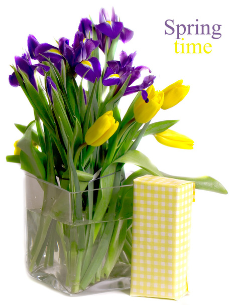tulipány a kosatce v váza poblíž dárek - Fotografie, Obrázek
