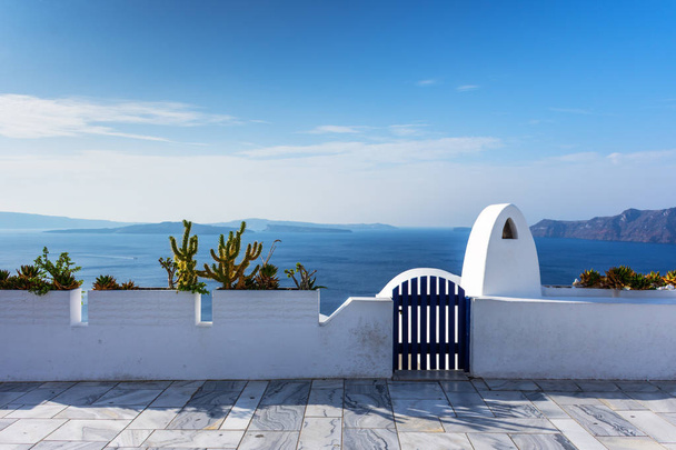 サントリーニ島、ギリシャ。伝統的なサントリーニ島のキクラデスのイアの美しい景色は崖の上住宅します。 - 写真・画像