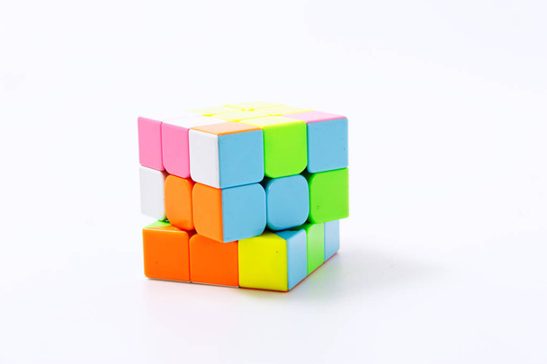 Puzzle mehrfarbiger Würfel auf weißem Hintergrund isolieren - Foto, Bild