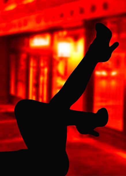 Silueta de algunas piernas femeninas sexy en la calle delante de las ventanas rojas prostituta calle fondo
 - Foto, Imagen