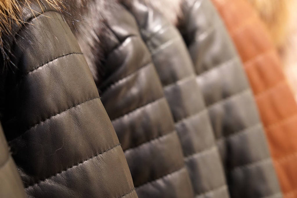 deri ceketler Dükkanı pazarında Satılık ekranda - Fotoğraf, Görsel