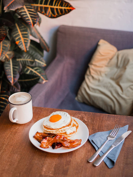 Leckeres Frühstück mit Pfannkuchen, Spiegelei, Kaffee und Speck - Foto, Bild