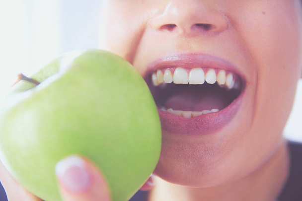 Close up portrait of healthy smiling woman with green apple. - Foto, Bild
