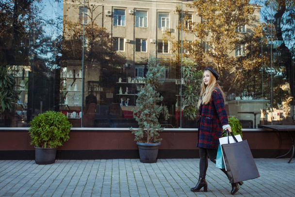 Frau läuft die Einkaufsstraße entlang - Foto, Bild