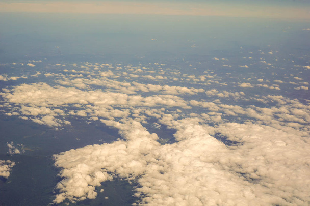 Niebo i chmury i widoków wyświetlanych w oknie płaszczyzny - Zdjęcie, obraz