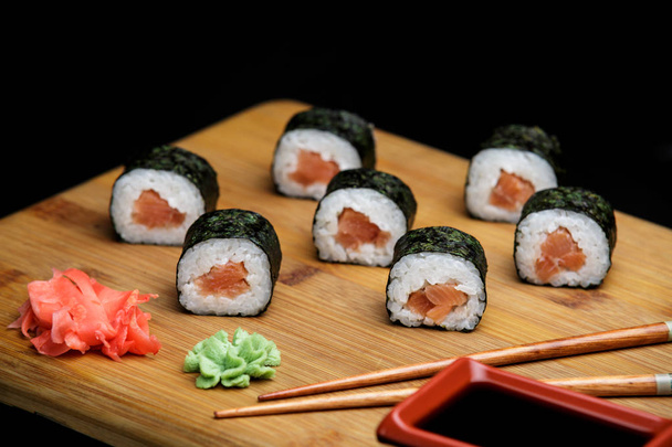 Rolo clássico de sushi com salmão
. - Foto, Imagem