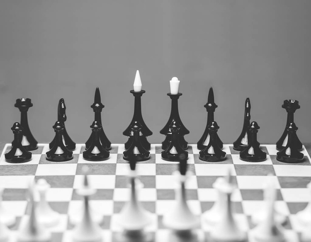 Figuras no tabuleiro de xadrez de perto. Conceito de confronto
 - Foto, Imagem