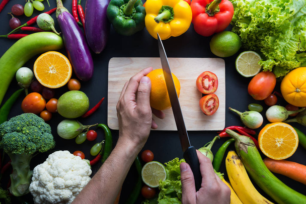 Концепция здоровой пищи из свежих органических овощей и деревянного столешницы. Ингредиенты вид сверху - Фото, изображение