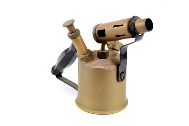 Lanzador de llama de soplete de fuego de latón vintage sobre fondo blanco
 - Foto, imagen