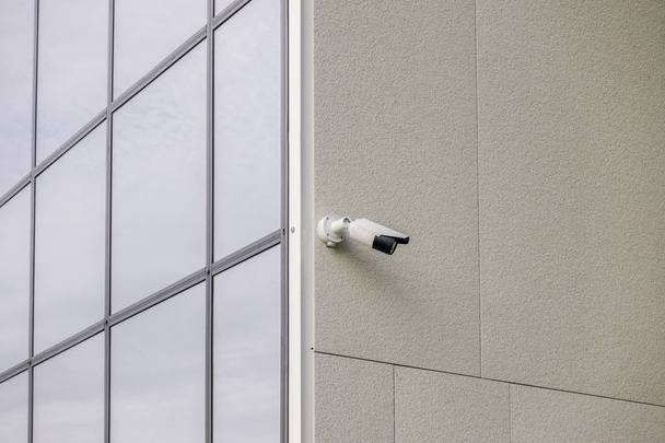 Système de sécurité par caméra vidéo de vidéosurveillance sur le mur du bâtiment
 - Photo, image