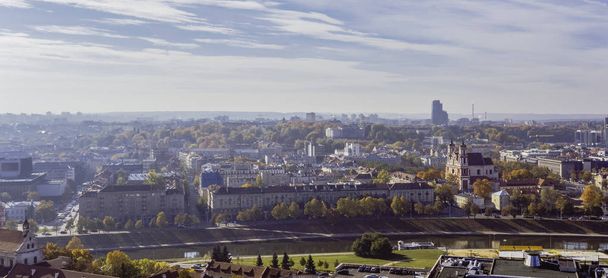 Panoráma města Vilnius v mlhavé podzimní den - Fotografie, Obrázek