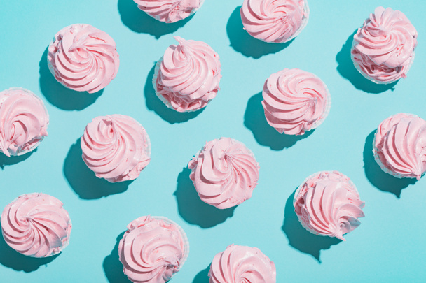 Roze cupcakes op pastel blauwe achtergrond. Minimalisme. - Foto, afbeelding