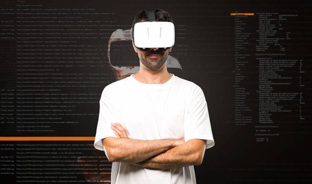 Homme utilisant des lunettes VR avec les bras croisés dans le mode réalité virtuelle
 - Photo, image