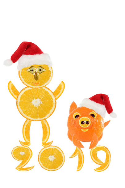 Concept alimentaire créatif. De drôles de petits hommes faits de tranches d'orange. Bonne année
.   - Photo, image