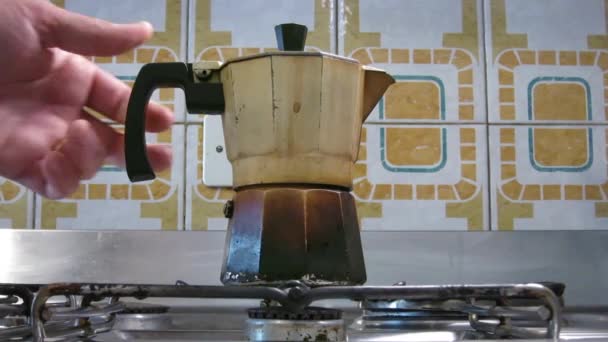 Italská káva moka Konvička je umístěn na požár plynu a zapálil v utkání - Záběry, video