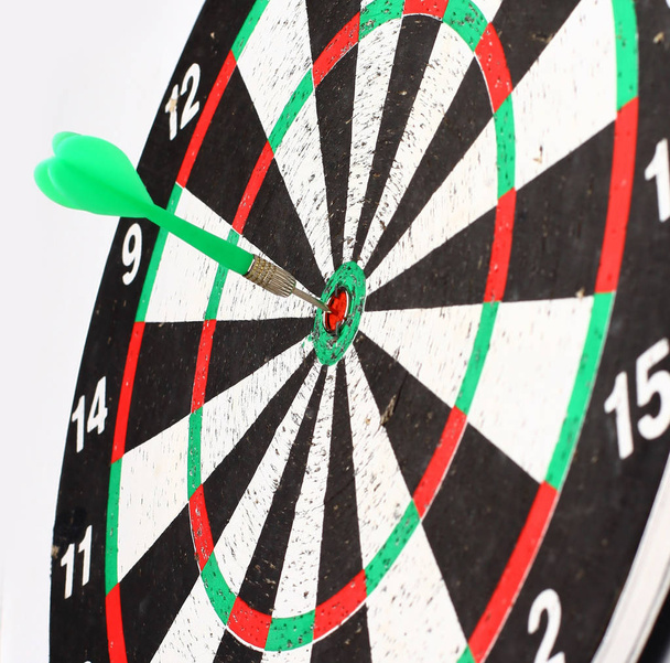 Arrow dart hitting the center of the target dart Board - 写真・画像