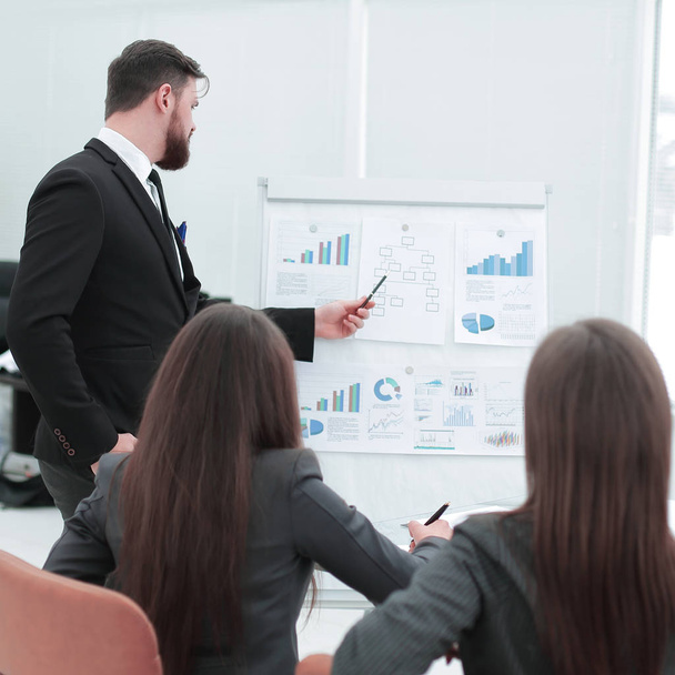business coach teaching employees on whiteboard at corporate training - Φωτογραφία, εικόνα