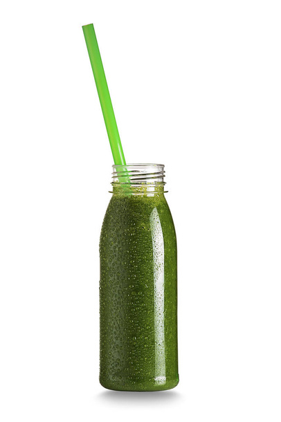 Zöld egészség smoothie szalmával elszigetelt fehér üveg. Nyers, lúgos élelmiszerek fogalmát, vegán, vegetáriánus. - Fotó, kép