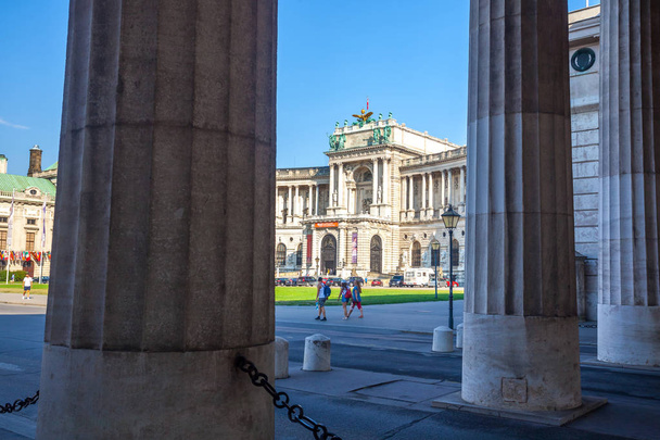 Вена, Австрия - 19.08.2018: Хофбургский дворец - дворец, расположенный в Вене
. - Фото, изображение