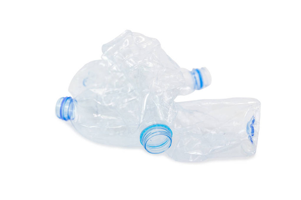 Отходы из пластиковых бутылок для переработки будут переработаны, Концепция переработки Пустой использованной пластиковой бутылки изолированный белый фон
. - Фото, изображение