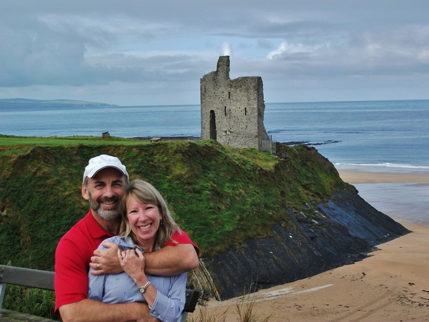 A loving couple in front of castle ruins - Photo, Image