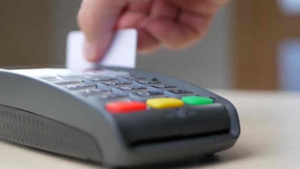 Cliente pagando su pedido con una tarjeta de crédito
 - Metraje, vídeo